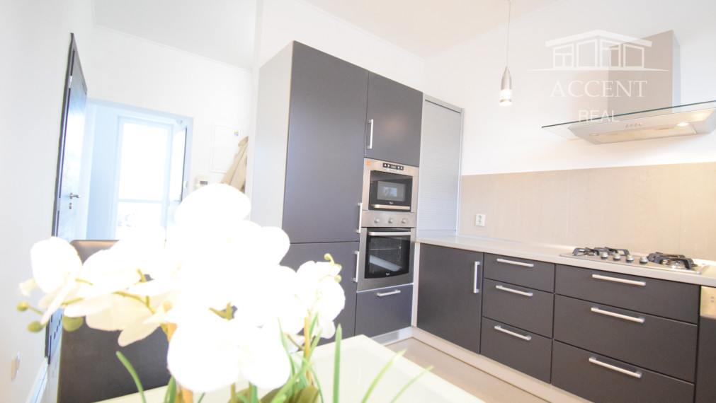 BYT V UZAVRETOM AREÁLI S KRÁSNOU VEĽKOU TERASOU A PARKOVACÍM MIESTOM (151,38m2)