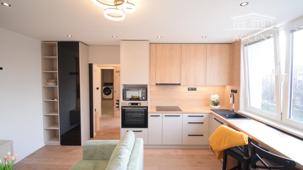 PRENÁJOM SLNEČNÉHO, KOMPLETNE ZREKONŠTRUOVANÉHO 2 IZBOVÉHO BYTU NA STREČIANSKEJ ULICI S PIVNIČNOU KOBKOU