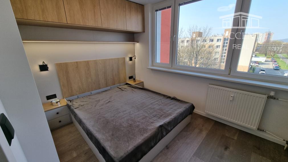 PRENÁJOM SLNEČNÉHO, KOMPLETNE ZREKONŠTRUOVANÉHO 2 IZBOVÉHO BYTU NA STREČIANSKEJ ULICI S PIVNIČNOU KOBKOU