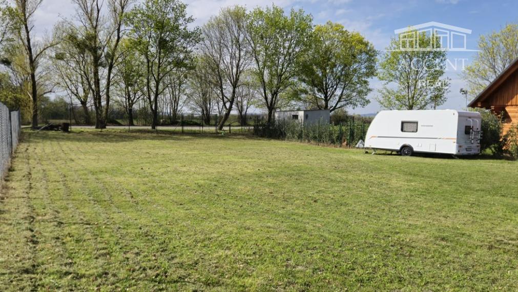 PEKNÝ OPLOTENÝ SLNEČNÝ POZEMOK (1000M2) V ČUNOVE