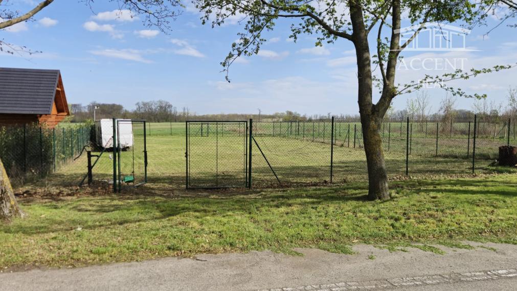 PEKNÝ OPLOTENÝ SLNEČNÝ POZEMOK (1000M2) V ČUNOVE