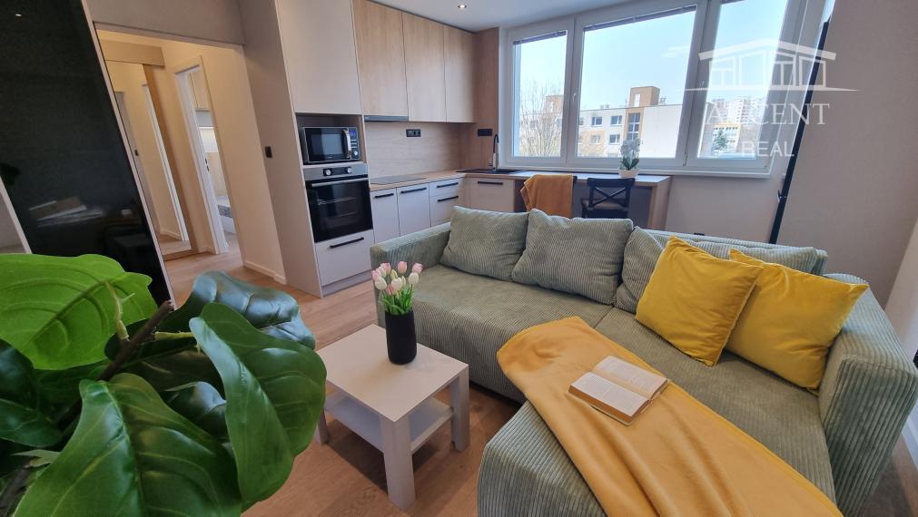 PRENÁJOM SLNEČNÉHO, KOMPLETNE ZREKONŠTRUOVANÉHO 2 IZBOVÉHO BYTU NA STREČIANSKEJ ULICI S PIVNIČNOU KOBKOU