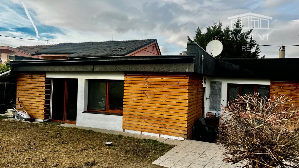 RODINNÝ DOM (107M2) V POKOJNEJ LOKALITE S PEKNÝM ROŽNÝM POZEMKOM (538M2) - MOST PRI BRATISLAVE