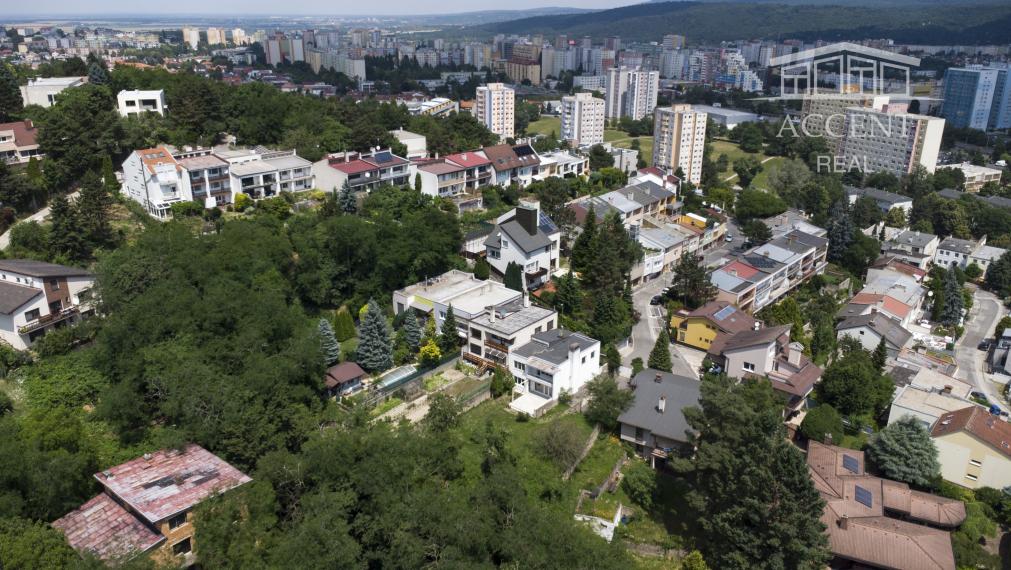 DVOJPODLAŽNÁ VILA (279M2) S PEKNÝM ROVINATÝM POZEMKOM(592M2) A NÁDHERNÝM VÝHĽADOM  - 6 PARKOVACÍCH MIEST