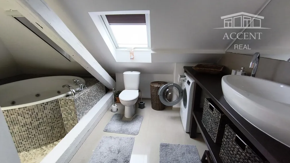 NADŠTANDARDNÝ STAROMESTSKÝ PODKROVNÝ BYT V DIPLOMATICKEJ ŠTVRTI POD HRADOM (85M2) - ZÁHRADA, GARÁŽ