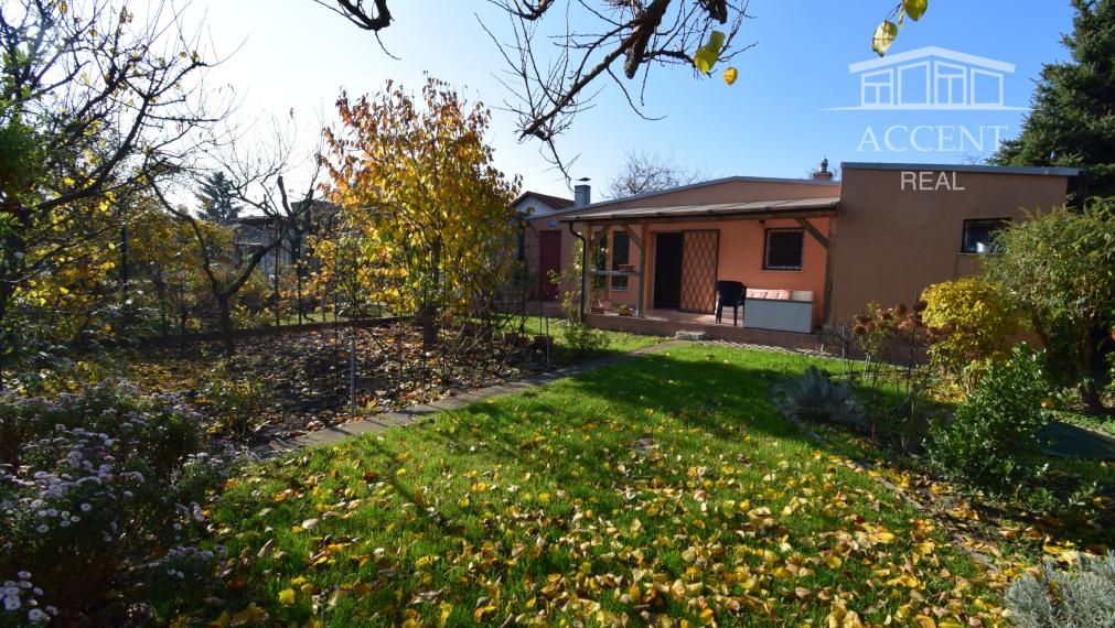 CELOROČNE OBÝVATEĽNÝ 2- IZBOVÝ DOMČEK SO SÚPISNÝM ČÍSLOM, S TERASOU, PARKOVACÍMI MIESTAMI A KRÁSNOU ZÁHRADOU