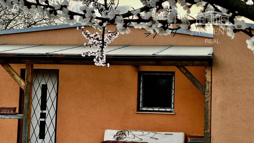 CELOROČNE OBÝVATEĽNÝ 2- IZBOVÝ DOMČEK SO SÚPISNÝM ČÍSLOM, S TERASOU, PARKOVACÍMI MIESTAMI A KRÁSNOU ZÁHRADOU