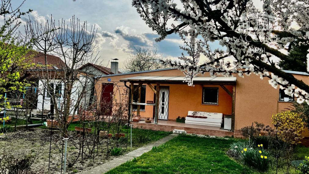 CELOROČNE OBÝVATEĽNÝ 2- IZBOVÝ DOMČEK SO SÚPISNÝM ČÍSLOM, S TERASOU, PARKOVACÍMI MIESTAMI A KRÁSNOU ZÁHRADOU