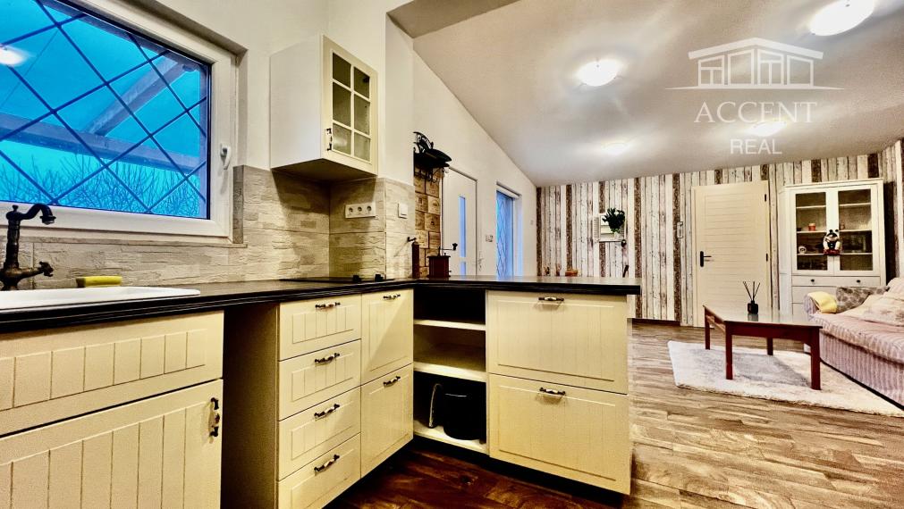 CELOROČNE OBÝVATEĽNÝ 2- IZBOVÝ DOMČEK SO SÚPISNÝM ČÍSLOM, S TERASOU, PARKOVACÍMI MIESTAMI A KRÁSNOU ZÁHRADOU