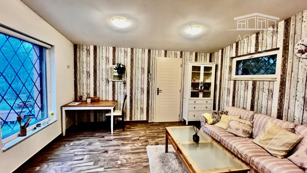 CELOROČNE OBÝVATEĽNÝ 2- IZBOVÝ DOMČEK SO SÚPISNÝM ČÍSLOM, S TERASOU, PARKOVACÍMI MIESTAMI A KRÁSNOU ZÁHRADOU