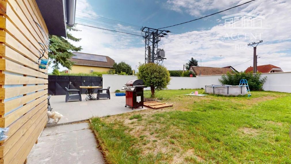 BUNGALOV V POKOJNEJ LOKALITE S PEKNÝM ROŽNÝM POZEMKOM (538M2) - MOST PRI BRATISLAVE