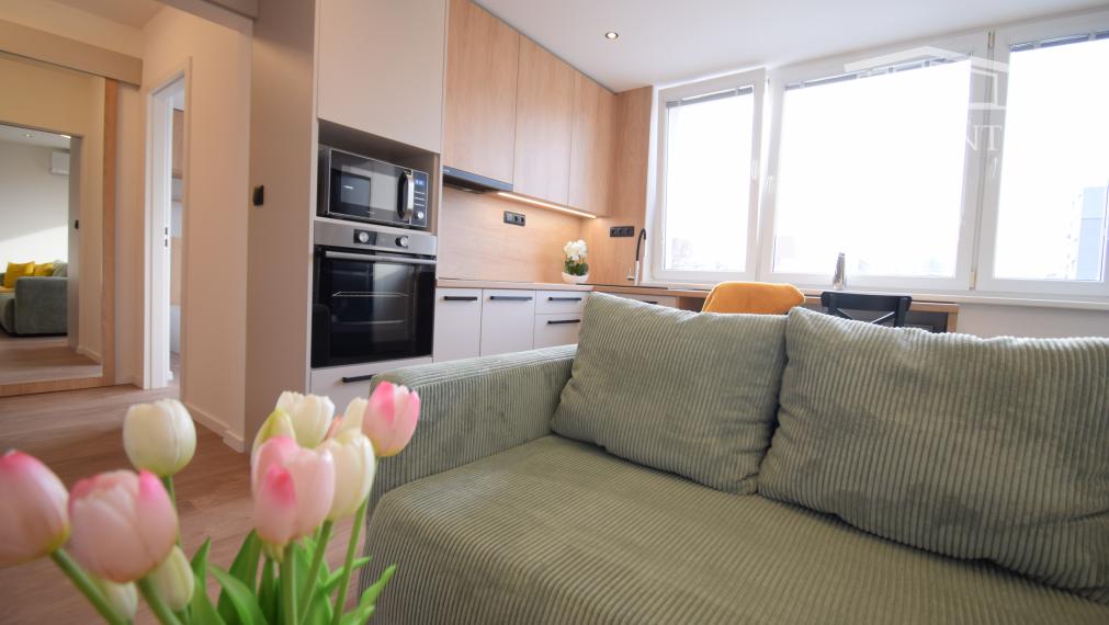 PRENÁJOM SLNEČNÉHO, KOMPLETNE ZREKONŠTRUOVANÉHO 2 IZBOVÉHO BYTU NA STREČIANSKEJ ULICI S PIVNIČNOU KOBKOU