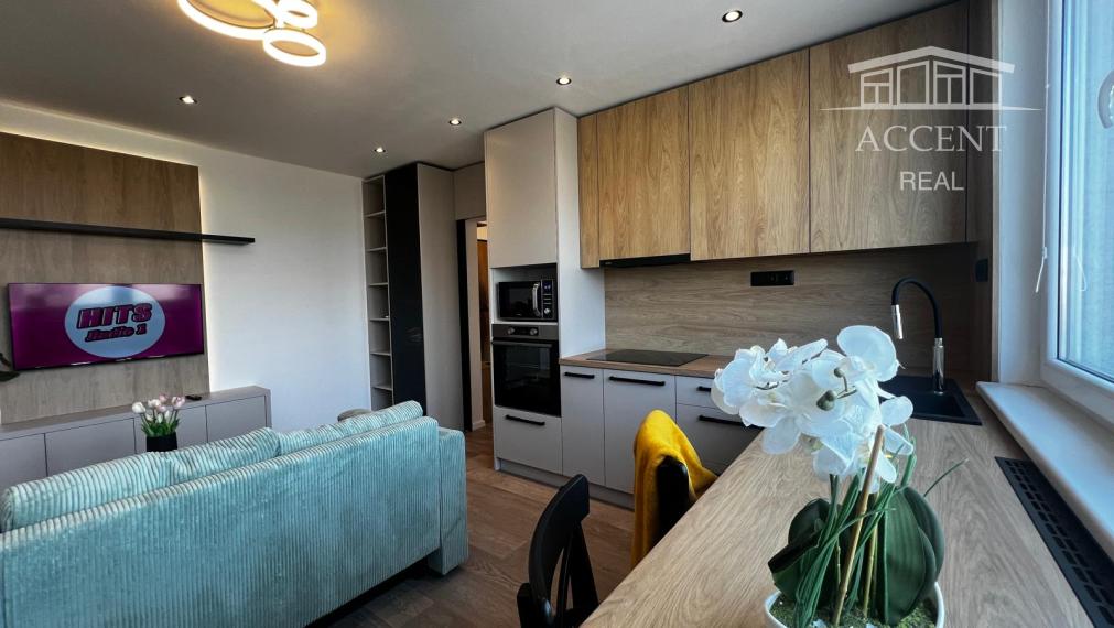 PRENÁJOM SLNEČNÉHO, KOMPLETNE ZREKONŠTRUOVANÉHO 2 IZBOVÉHO BYTU NA STREČIANSKEJ ULICI S PIVNIČNOU KOBKOU