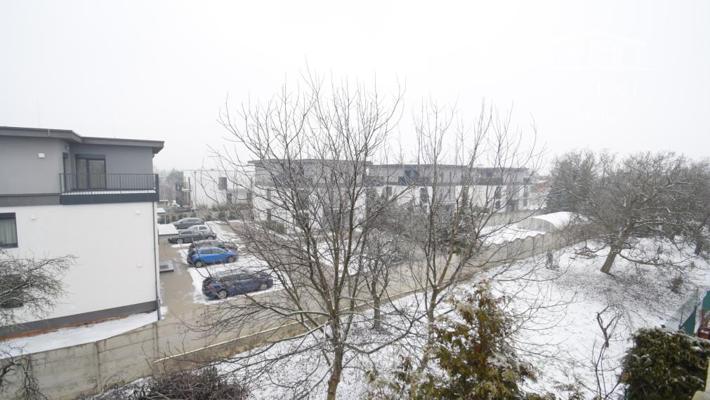 BYT V UZAVRETOM AREÁLI S KRÁSNOU VEĽKOU TERASOU A PARKOVACÍM MIESTOM (151,38m2)