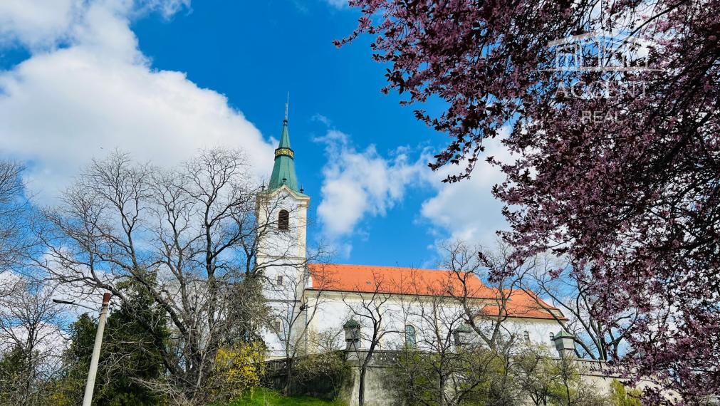 SLNEČNÝ, KVALITNE ZREKONŠTRUOVANÝ  3-IZBOVÝ BYT V CENTRE SENCA - KOLLÁROVA ULICA