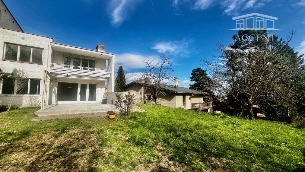 DVOJPODLAŽNÁ VILA (279M2) S PEKNÝM ROVINATÝM POZEMKOM(592M2) A NÁDHERNÝM VÝHĽADOM  - 6 PARKOVACÍCH MIEST