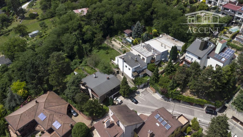 DVOJPODLAŽNÁ VILA (279M2) S PEKNÝM ROVINATÝM POZEMKOM(592M2) A NÁDHERNÝM VÝHĽADOM  - 6 PARKOVACÍCH MIEST