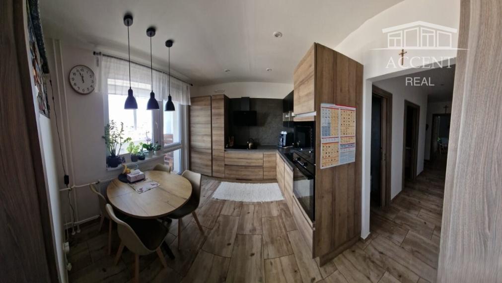 SLNEČNÝ, KVALITNE ZREKONŠTRUOVANÝ  3-IZBOVÝ BYT V CENTRE SENCA - KOLLÁROVA ULICA