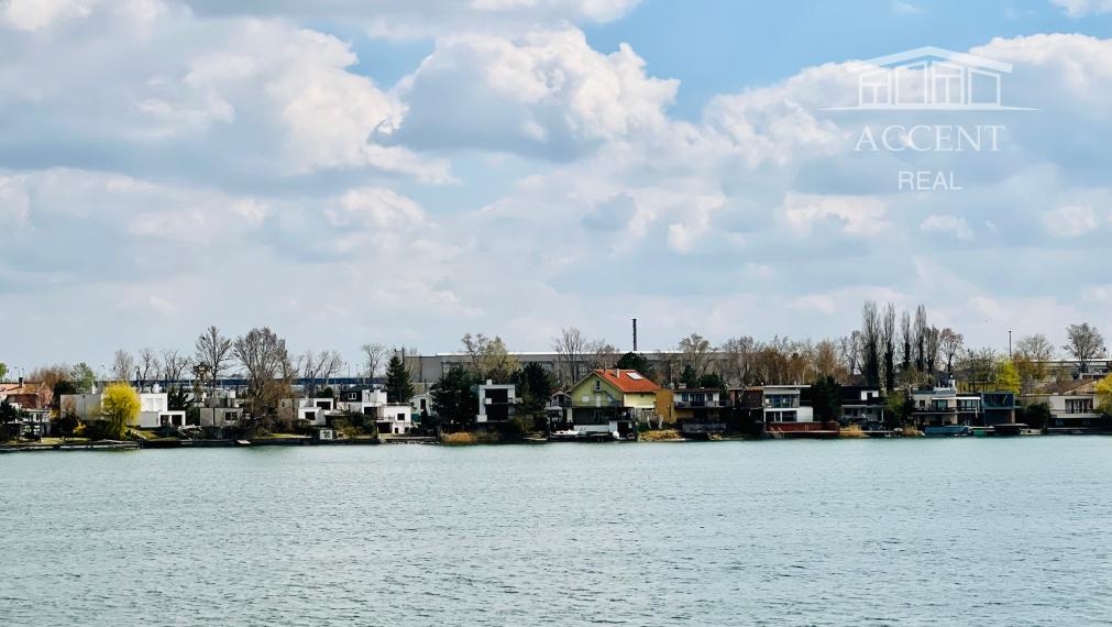 SLNEČNÝ, KVALITNE ZREKONŠTRUOVANÝ  3-IZBOVÝ BYT V CENTRE SENCA - KOLLÁROVA ULICA