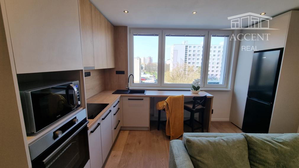 PRENÁJOM SLNEČNÉHO, KOMPLETNE ZREKONŠTRUOVANÉHO 2 IZBOVÉHO BYTU NA STREČIANSKEJ ULICI S PIVNIČNOU KOBKOU