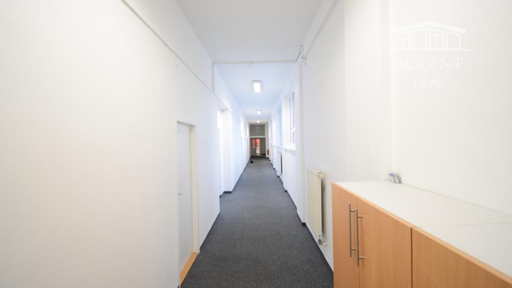 PRENÁJOM POSLEDNÝCH ZARIADENÝCH KANCELÁRIÍ S PARKOVACÍMI MIESTAMI - FREKVENTOVANÁ IVANSKÁ CESTA