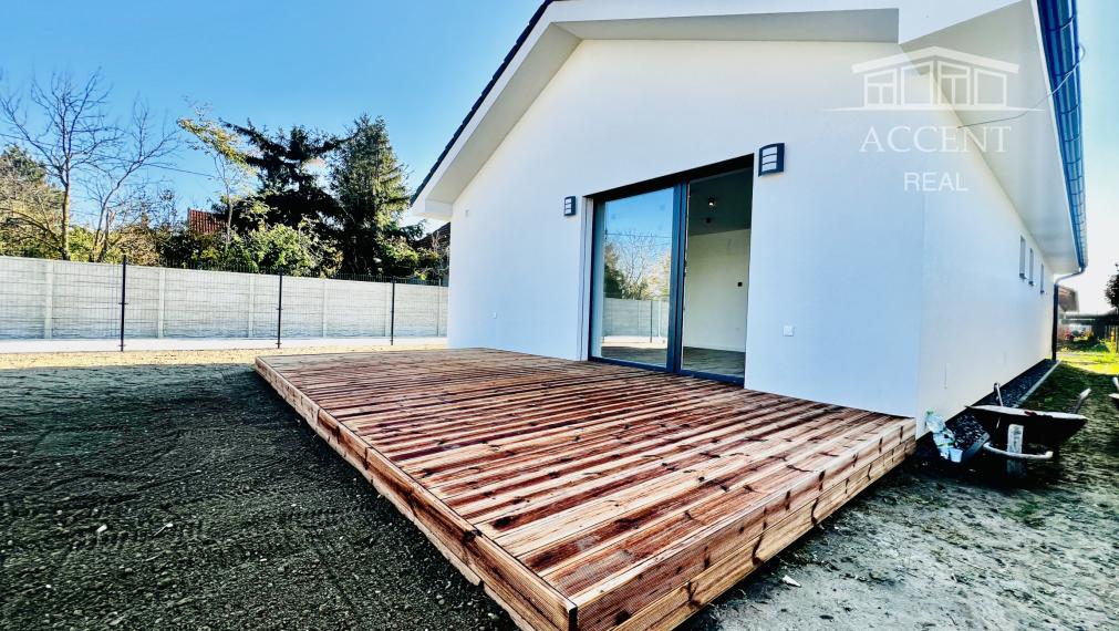 VEĽMI PEKNÝ,PRIESTRANNÝ 4-IZBOVÝ BUNGALOV(128M2)  V KVALITNOM ŠTANDARDE AJ S KUCHYŇOU (128M2), POZEMOK 410M2, TERASA AJ KOMPLET OPLOTENIE V CENE A ĎALŠIE BENEFITY