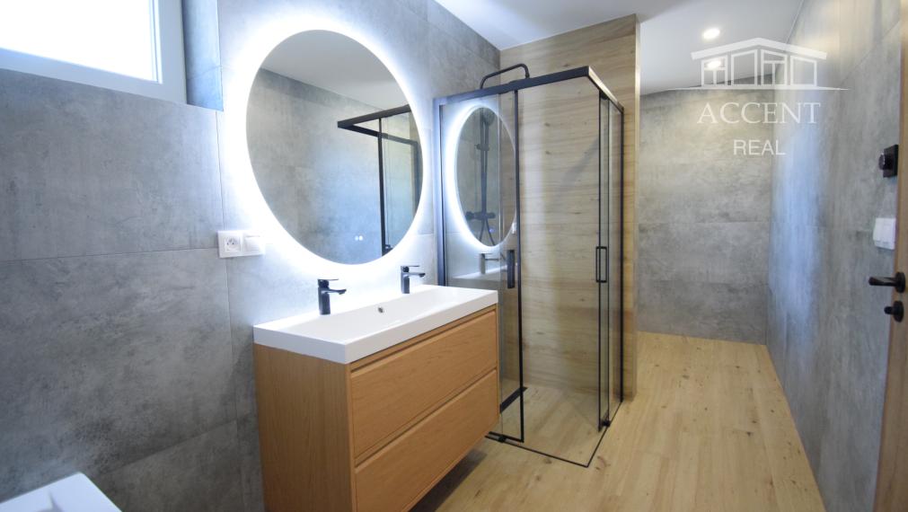 VEĽMI PEKNÝ,PRIESTRANNÝ 4-IZBOVÝ BUNGALOV(128M2)  V KVALITNOM ŠTANDARDE AJ S KUCHYŇOU (128M2), POZEMOK 410M2, TERASA AJ KOMPLET OPLOTENIE V CENE A ĎALŠIE BENEFITY