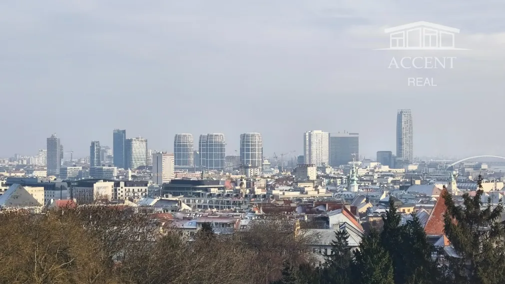 NADŠTANDARDNÝ STAROMESTSKÝ PODKROVNÝ BYT V DIPLOMATICKEJ ŠTVRTI POD HRADOM (85M2) - ZÁHRADA, GARÁŽ