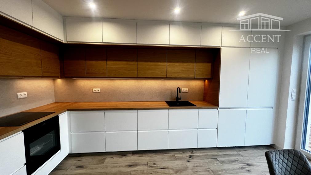 VEĽMI PEKNÝ, PRIESTRANNÝ 4-IZBOVÝ BUNGALOV(128M2) V NADŠTANDARDE AJ S KUCHYŇOU A SPOTREBIČMI,  POZEMOK 360M2, TERASA,EXT. ŽALÚZIE AJ  PLOT V CENE