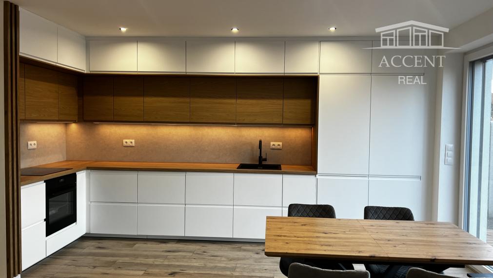 VEĽMI PEKNÝ, PRIESTRANNÝ 4-IZBOVÝ BUNGALOV(128M2) V NADŠTANDARDE AJ S KUCHYŇOU A SPOTREBIČMI,  POZEMOK 360M2, TERASA,EXT. ŽALÚZIE AJ  PLOT V CENE