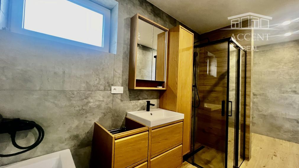 VEĽMI PEKNÝ, PRIESTRANNÝ 4-IZBOVÝ BUNGALOV(128M2) V NADŠTANDARDE AJ S KUCHYŇOU A SPOTREBIČMI,  POZEMOK 360M2, TERASA,EXT. ŽALÚZIE AJ  PLOT V CENE