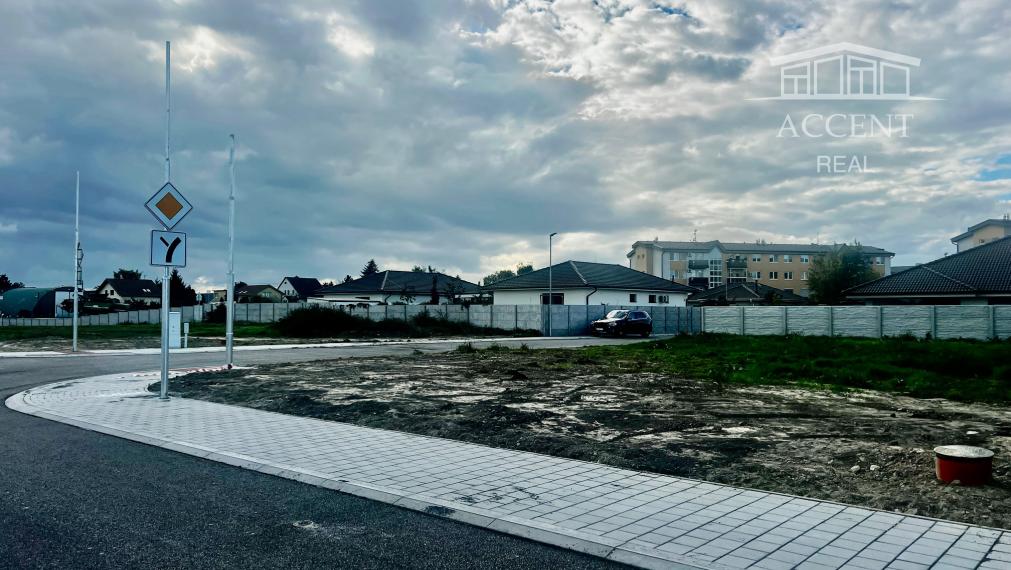 ROŽNÝ STAVEBNÝ POZEMOK (605M2)SO SIEŤAMI V NOVEJ LOKALITE RODINNÝCH DOMOV - MOST PRI BRATISLAVE