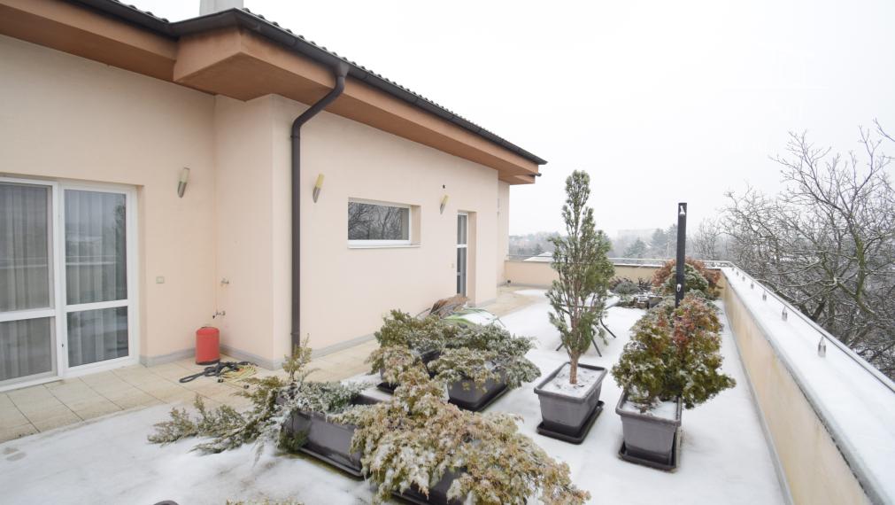 BYT V UZAVRETOM AREÁLI S KRÁSNOU VEĽKOU TERASOU A PARKOVACÍM MIESTOM (151,38m2)