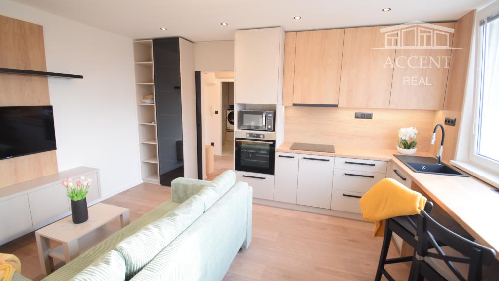 PRENÁJOM PEKNÉHO,SLNEČNÉHO, KOMPLETNE ZREKONŠTRUOVANÉHO 2 IZBOVÉHO BYTU NA STREČIANSKEJ ULICI S PIVNIČNOU KOBKOU