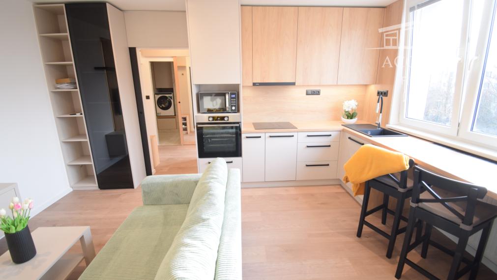 PRENÁJOM PEKNÉHO,SLNEČNÉHO, KOMPLETNE ZREKONŠTRUOVANÉHO 2 IZBOVÉHO BYTU NA STREČIANSKEJ ULICI S PIVNIČNOU KOBKOU