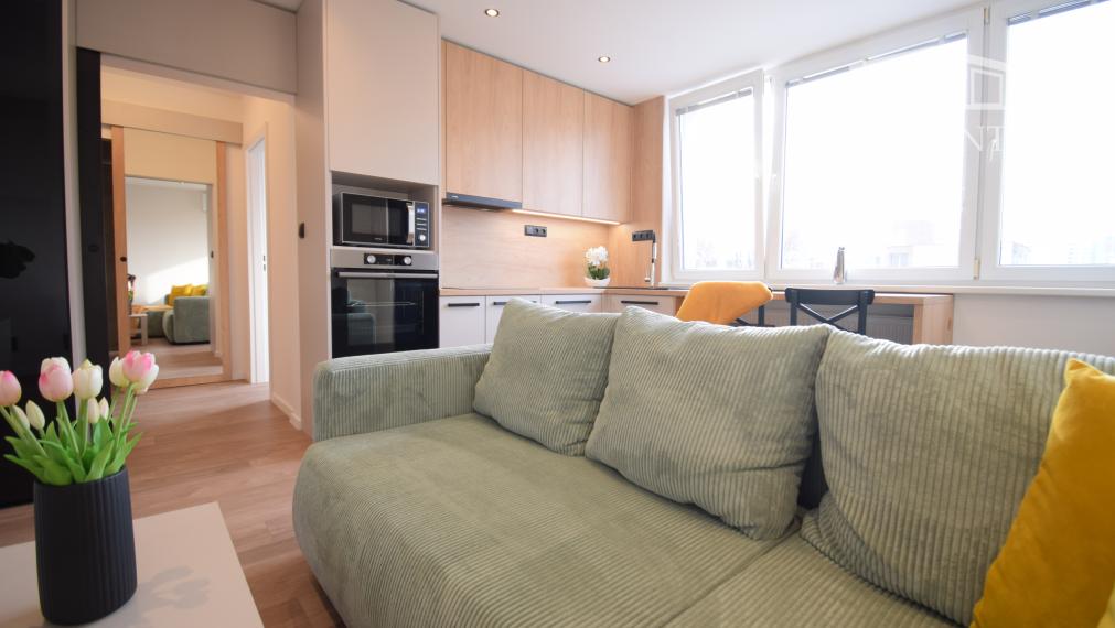 PRENÁJOM PEKNÉHO,SLNEČNÉHO, KOMPLETNE ZREKONŠTRUOVANÉHO 2 IZBOVÉHO BYTU NA STREČIANSKEJ ULICI S PIVNIČNOU KOBKOU