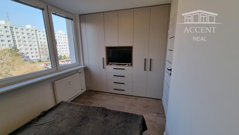 PRENÁJOM PEKNÉHO,SLNEČNÉHO, KOMPLETNE ZREKONŠTRUOVANÉHO 2 IZBOVÉHO BYTU NA STREČIANSKEJ ULICI S PIVNIČNOU KOBKOU