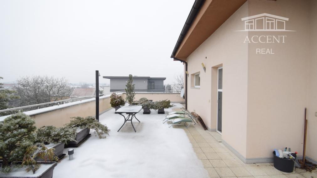 BYT V UZAVRETOM AREÁLI S KRÁSNOU VEĽKOU TERASOU A PARKOVACÍM MIESTOM (151,38m2)