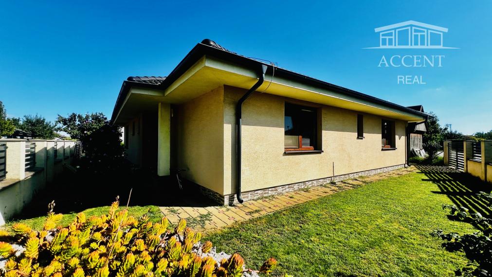 PRIESTRANNÝ 4-IZBOVÝ BUNGALOV (188M2) S GARÁŽOU A S PEKNÝM POZEMKOM (550M2) LEN 4KM OD SENCA - HRUBÝ ŚÚR