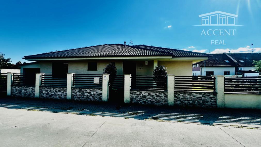 PRIESTRANNÝ 4-IZBOVÝ BUNGALOV (188M2) S GARÁŽOU A S PEKNÝM POZEMKOM (550M2) LEN 4KM OD SENCA - HRUBÝ ŚÚR