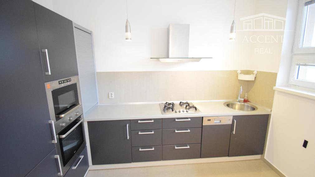 BYT V UZAVRETOM AREÁLI S KRÁSNOU VEĽKOU TERASOU A PARKOVACÍM MIESTOM (151,38m2)