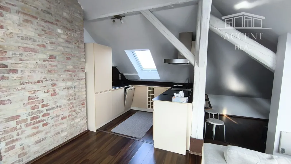 PALISÁDY - NADŠTANDARDNÝ STAROMESTSKÝ PODKROVNÝ BYT V DIPLOMATICKEJ ŠTVRTI POD HRADOM (85M2) - ZÁHRADA, GARÁŽ V CENE