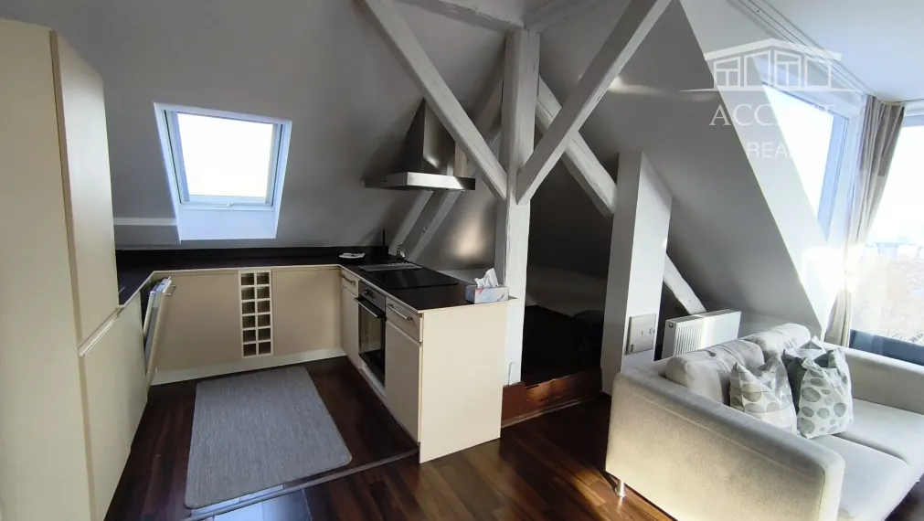 PALISÁDY - NADŠTANDARDNÝ STAROMESTSKÝ PODKROVNÝ BYT V DIPLOMATICKEJ ŠTVRTI POD HRADOM (85M2) - ZÁHRADA, GARÁŽ V CENE