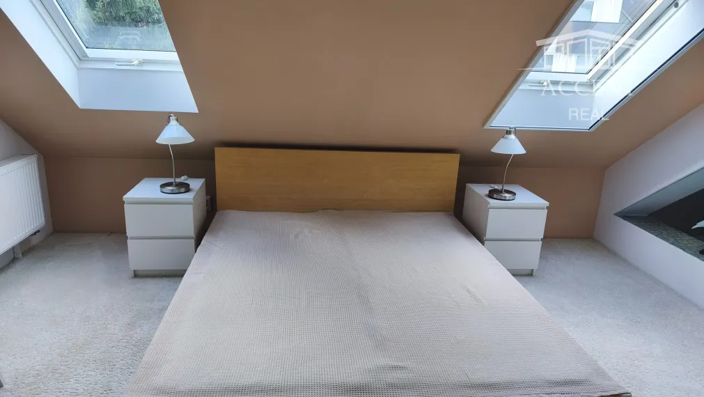 PALISÁDY - NADŠTANDARDNÝ STAROMESTSKÝ PODKROVNÝ BYT V DIPLOMATICKEJ ŠTVRTI POD HRADOM (85M2) - ZÁHRADA, GARÁŽ V CENE