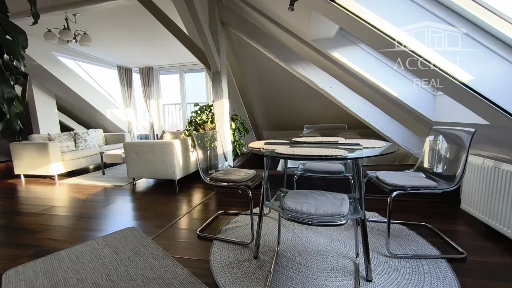 PALISÁDY - NADŠTANDARDNÝ STAROMESTSKÝ PODKROVNÝ BYT V DIPLOMATICKEJ ŠTVRTI POD HRADOM (85M2) - ZÁHRADA, GARÁŽ V CENE