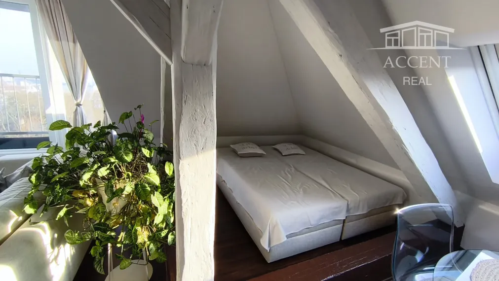 PALISÁDY - NADŠTANDARDNÝ STAROMESTSKÝ PODKROVNÝ BYT V DIPLOMATICKEJ ŠTVRTI POD HRADOM (85M2) - ZÁHRADA, GARÁŽ V CENE