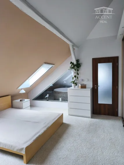 PALISÁDY - NADŠTANDARDNÝ STAROMESTSKÝ PODKROVNÝ BYT V DIPLOMATICKEJ ŠTVRTI POD HRADOM (85M2) - ZÁHRADA, GARÁŽ V CENE