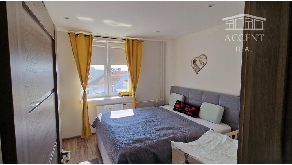 SLNEČNÝ, KVALITNE ZREKONŠTRUOVANÝ  3-IZBOVÝ BYT V CENTRE SENCA - KOLLÁROVA ULICA