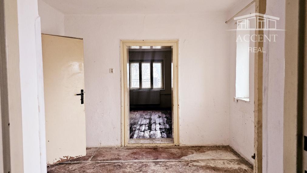 KRÁĽOVIČOVE KRAČANY - VEĽKÝ STAVEBNÝ POZEMOK 1200m2 SO STARŠÍM DOMOM