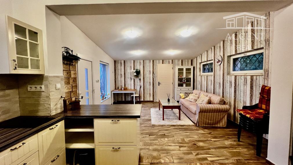 2- IZBOVÝ DOMČEK V CENE BYTU - SO SÚPISNÝM ČÍSLOM, S TERASOU, PARKOVACÍMI MIESTAMI A KRÁSNOU ZÁHRADOU